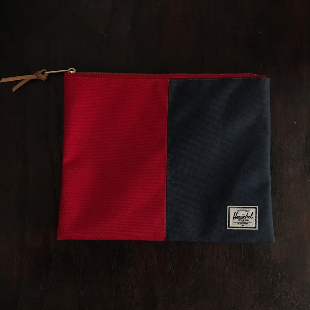 Herschel pouch